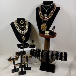 29 item VINTAGE COSTUME JEWELRY BUNDLE Necklaces-Bracelets-Rings-Earrings-Brooch